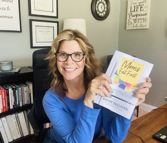 PRbytheBook's tweet image. Happy #PubWeek to MOMS EAT FIRST by Kathy Sullivan! Read more: prbythebook.com/experts/kathy-…