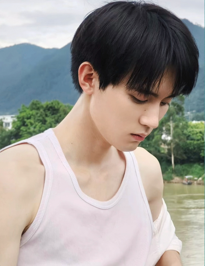 zyr_hn's tweet photo. 2024 June 16 - Studio Weibo updated
There are always stories in the camera and surprises outside the camera. The little pieces hidden in the camera, I wish you a happy week.
#ZhouYiRan
#ZhouYiRanxGucci
#GucciSS https://t.co/31rkH70HlU