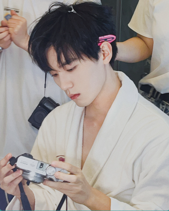 zyr_hn's tweet photo. 2024 June 16 - Studio Weibo updated
There are always stories in the camera and surprises outside the camera. The little pieces hidden in the camera, I wish you a happy week.
#ZhouYiRan
#ZhouYiRanxGucci
#GucciSS https://t.co/31rkH70HlU