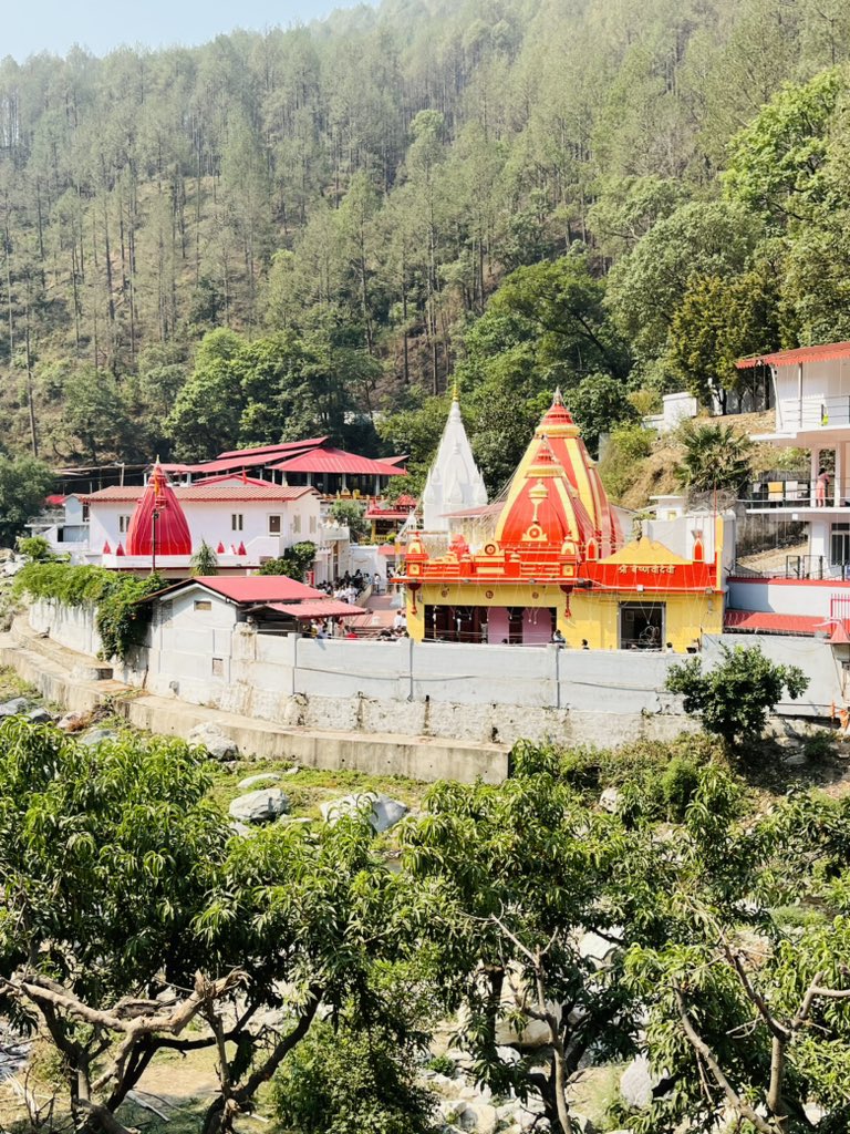 सब सुख लहै तुम्हारी सरना।
तुम रक्षक काहू को डर ना।।