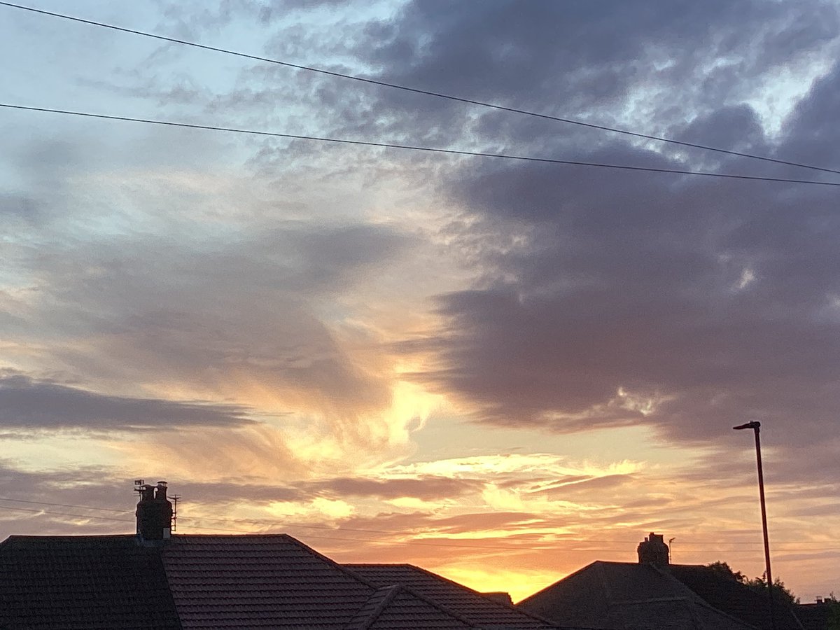 AntheaJames3's tweet image. #GoodMorningTwitter  it’s Happy Sunday.. hopefully for everyone.. a very early (4:41am) sky that looks like a painting 🥰  #NorthEastSunrise #UK #StormHour  #TwitterFriends