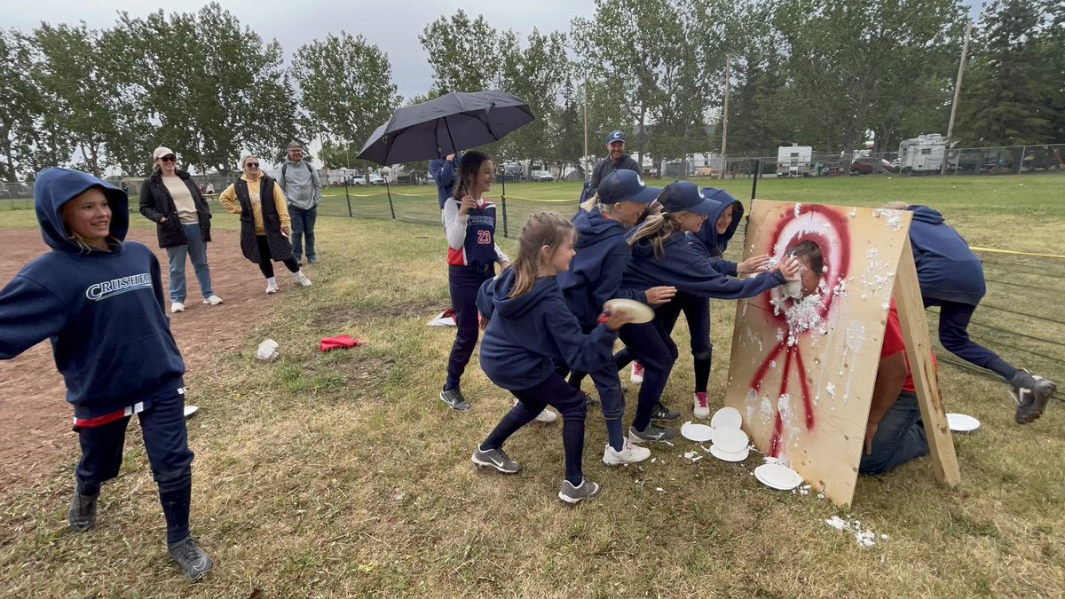 A great day to wrap up a great season! U9 and U11 softball made sone memories and had a fun day at the house league season end tournament!