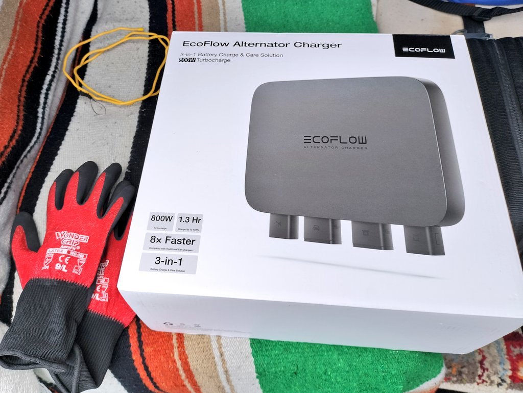 sc54_NC3_camp's tweet image. 本日はハイエース君に【EcoFlow Alternator Charger】を取付けます🛠
配線をエンジンルームから室内に通すのは左側ステップの所からでOK👍
割と簡単で、中々綺麗な作業が出来ました😊
これでDELTA MAXに走行中の高効率充電が可能に💪
素晴らしい装置ですね👍🤩
#EcoFlowAlternatorCharger