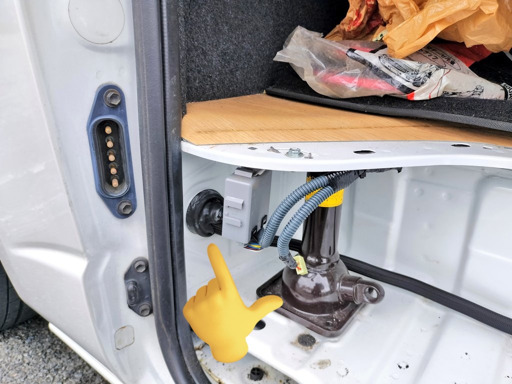 sc54_NC3_camp's tweet image. 本日はハイエース君に【EcoFlow Alternator Charger】を取付けます🛠
配線をエンジンルームから室内に通すのは左側ステップの所からでOK👍
割と簡単で、中々綺麗な作業が出来ました😊
これでDELTA MAXに走行中の高効率充電が可能に💪
素晴らしい装置ですね👍🤩
#EcoFlowAlternatorCharger