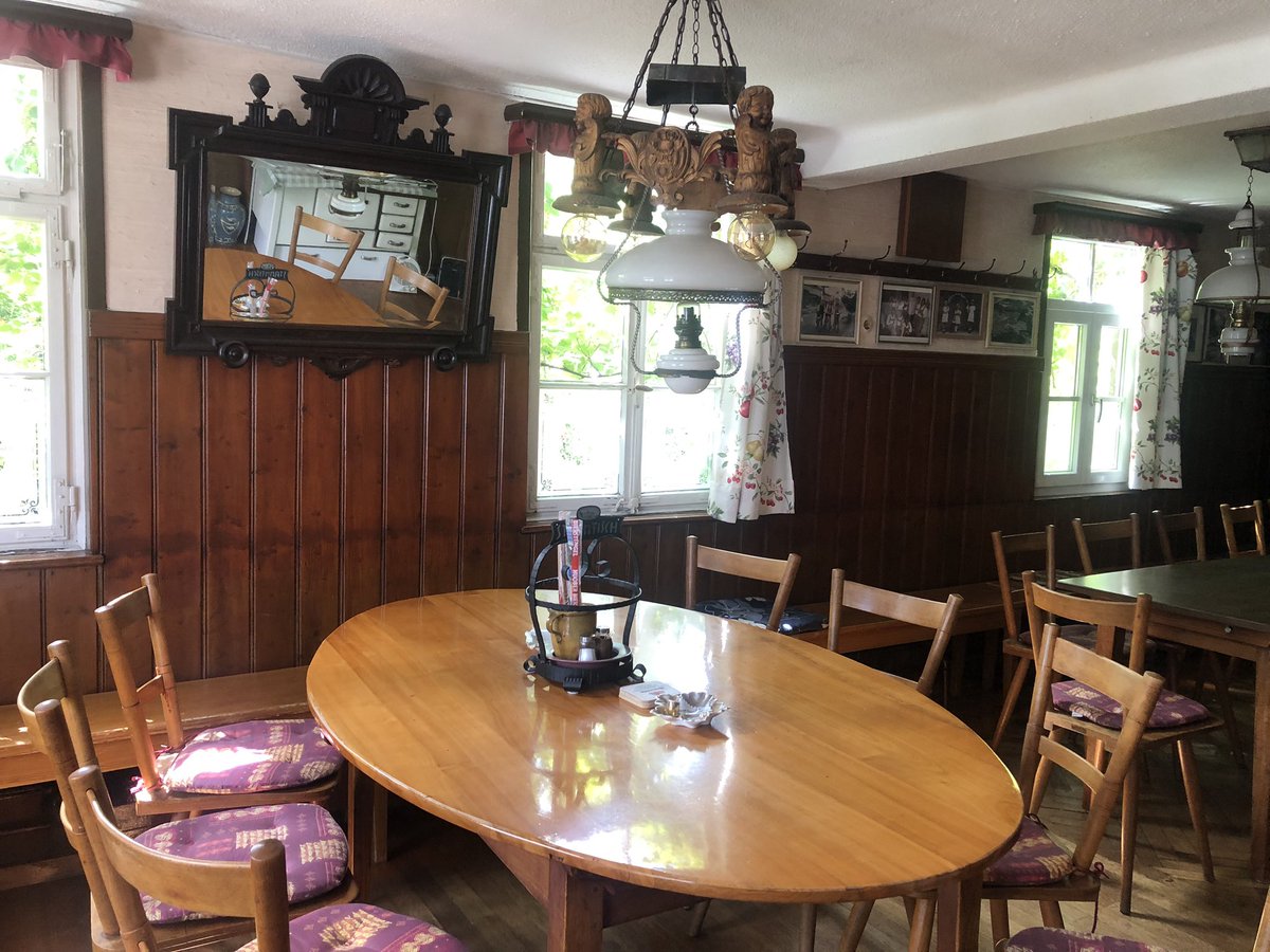 tonight1103's tweet photo. Unterwegs auf einer morgendlichen Rad Tour durch meine schöne Heimat. 🌤️🚴🏻♀️ heute Pause gemacht in #Glems im Gasthaus zur Traube, eine Dorfwirtschaft seit 1878,die Zeit blieb hier stehen, Milch+Zucker für meinen Kaffee konnte ich mir in der Küche selber holen.😀ich komme wieder👍🏻 https://t.co/VwkUy8mCTr