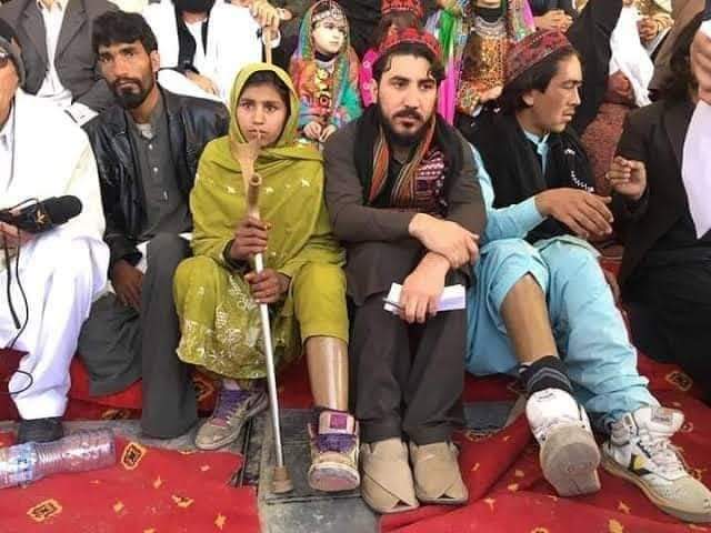 aliwazirfun's tweet photo. سيند کې ده(اونٹ) ښپه کټ شوې ده چې هغه ظالم ونيول شو ډېر ښه خبره ده مونږ په انسانيت مئين خلک يو او د هر ظلم مخالفت کوو،
خو بل خوه دغي ملک وﺯيرستان کښې داس خلک شتا چې د انسانانو خپې او لاسونه کټ کوي او تر اوسه يو مډيا پرې خبره وو نکړه او نه چا ﺯمونږ د بچيانو ښپې کټ کولو تپوس وکړو https://t.co/nZ9ULMsLRI