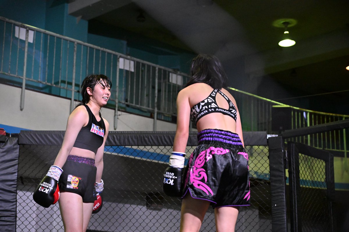 KrossoverF's tweet photo. 6.16『KROSS×OVER-CAGE.3-』&『LEVEI-G PRO』
#KROSS×OVER-CAGE.3-　 #GENSPORTSPALACE
#LEVEIG　@KrossoverF　#KROSSOVER

第8試合KROSS×OVER GIRLS MUAY THAI スペシャルエキシビションマッチ 2分2R
#辻井和奏(BRING IT ONパラエストラAKK/第2代 スックワンキントーン 女子フライ級王者・他2冠)
#宇野あいり(SB立志會館)
※高橋アリスが欠場の為、辻井と宇野のエキビションマッチに変更
※エキシビションマッチの為勝敗無し