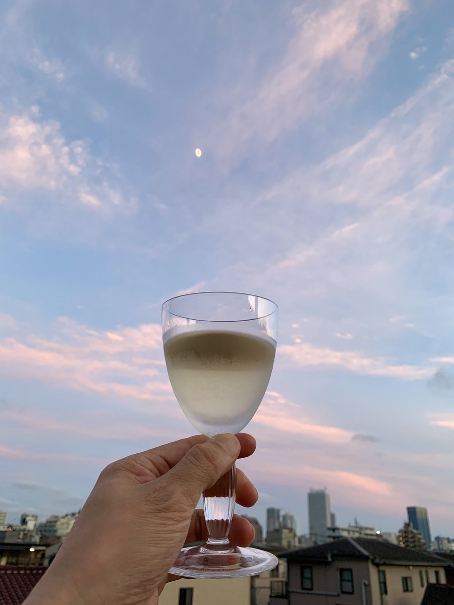 markle_design's tweet photo. 今日はベランダごはん。
だんだん日が暮れてきた。
心地よい風が気持ちいい。 https://t.co/l9yjMO49TB