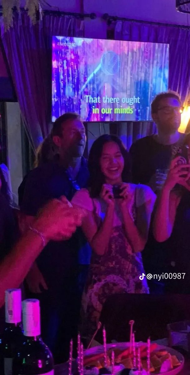 LaliceUpdates's tweet photo. Jason Isaacs (lucius malfoy in the harry potter &amp; TWL’s actor) behind #LISA. 💃🏼🇹🇭🤘

#LALISA #LLOUD https://t.co/WxFF021T2g
