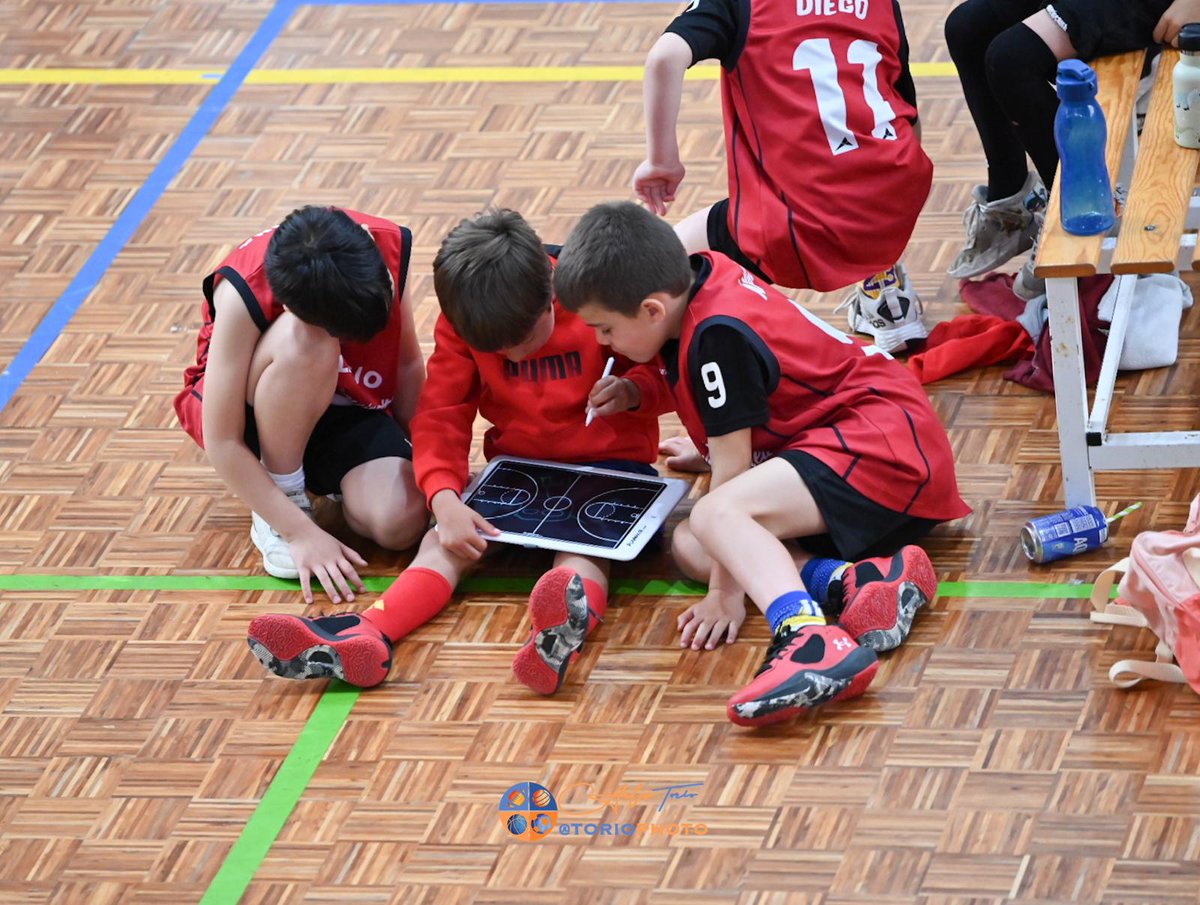 FBPA_asturias's tweet photo. 💠 COMPETICIONES // LIGA BABY BASKET // ¡Algunas imágenes de lo bien que lo estamos pasando en esta verdadera fiesta del baloncesto en Luarca! ¿Quien da más? @FBPA_asturias @cdmarchica #IGPChoscoDeTineo @Aon_Espana #AytoValdés @TorioPhoto #CompeticionesFBPA #LigaBabyBasketFBPA https://t.co/QcfwTTPtYQ