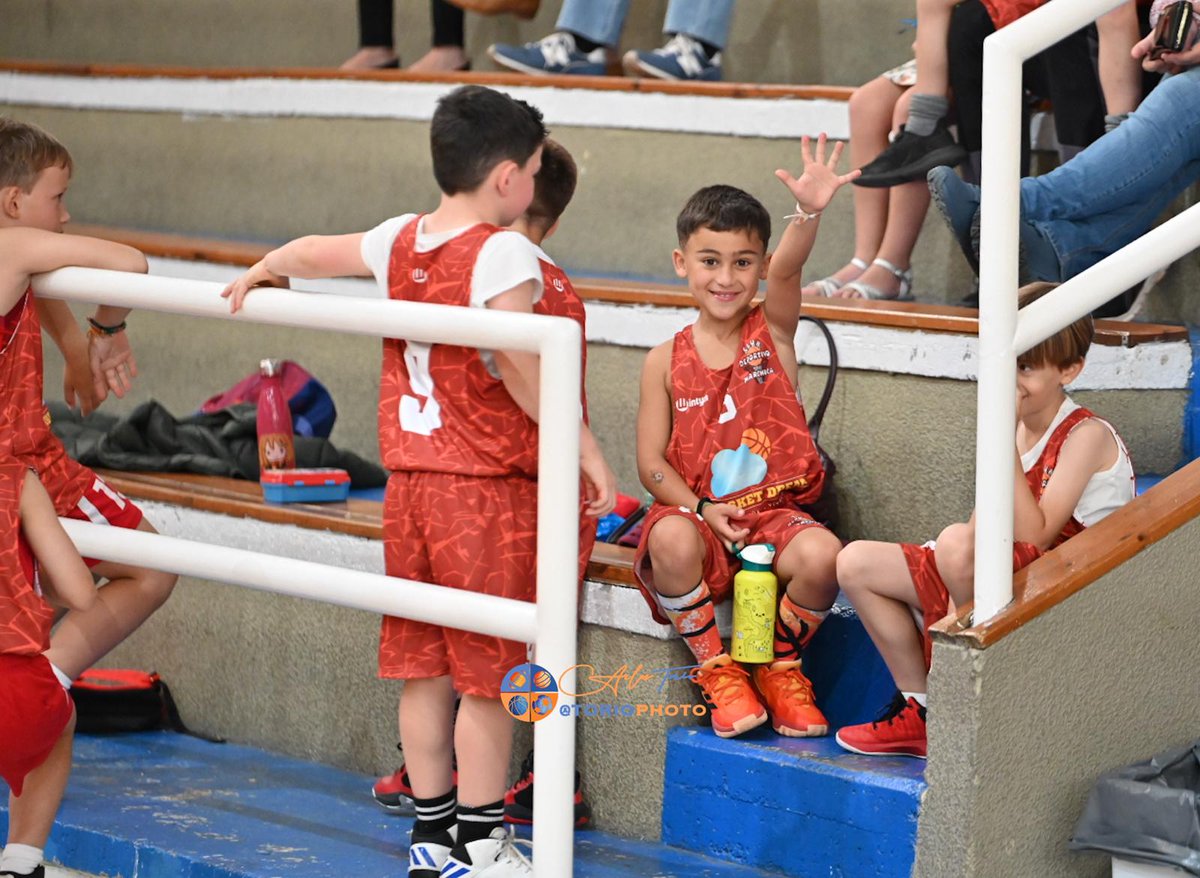 FBPA_asturias's tweet photo. 💠 COMPETICIONES // LIGA BABY BASKET // ¡Algunas imágenes de lo bien que lo estamos pasando en esta verdadera fiesta del baloncesto en Luarca! ¿Quien da más? @FBPA_asturias @cdmarchica #IGPChoscoDeTineo @Aon_Espana #AytoValdés @TorioPhoto #CompeticionesFBPA #LigaBabyBasketFBPA https://t.co/QcfwTTPtYQ