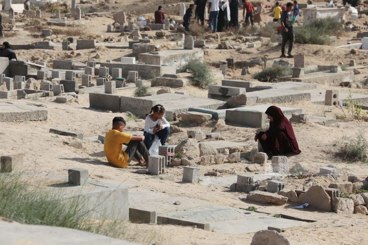 a_ambassade's tweet photo. #Gaza - Des citoyens visitent les tombes de leurs proches le premier jour de l'Aïd al-Adha. https://t.co/dNDHmAsmIz