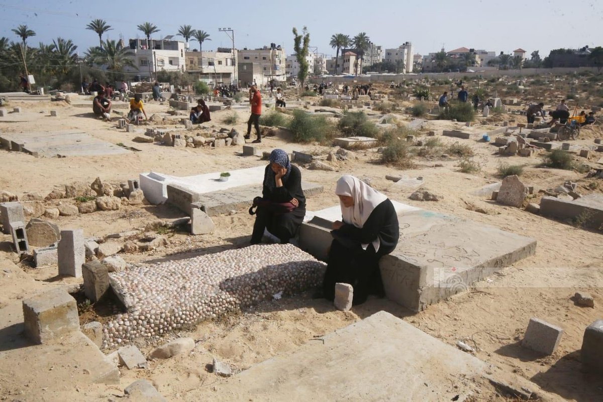 a_ambassade's tweet photo. #Gaza - Des citoyens visitent les tombes de leurs proches le premier jour de l'Aïd al-Adha. https://t.co/dNDHmAsmIz
