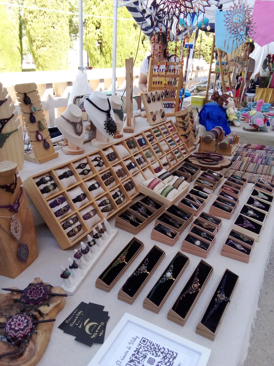 Te recordamos que todavía puedes acercarte a los jardines del Infantado para comprar las camisetas del Maratón, libros y artesanía ¡Que no pare la música, ni las palabras, ni la belleza de las pequeñas cosas hechas a mano y con mucho cariño! 
#33MaratónCuentos #guadalajaraespaña