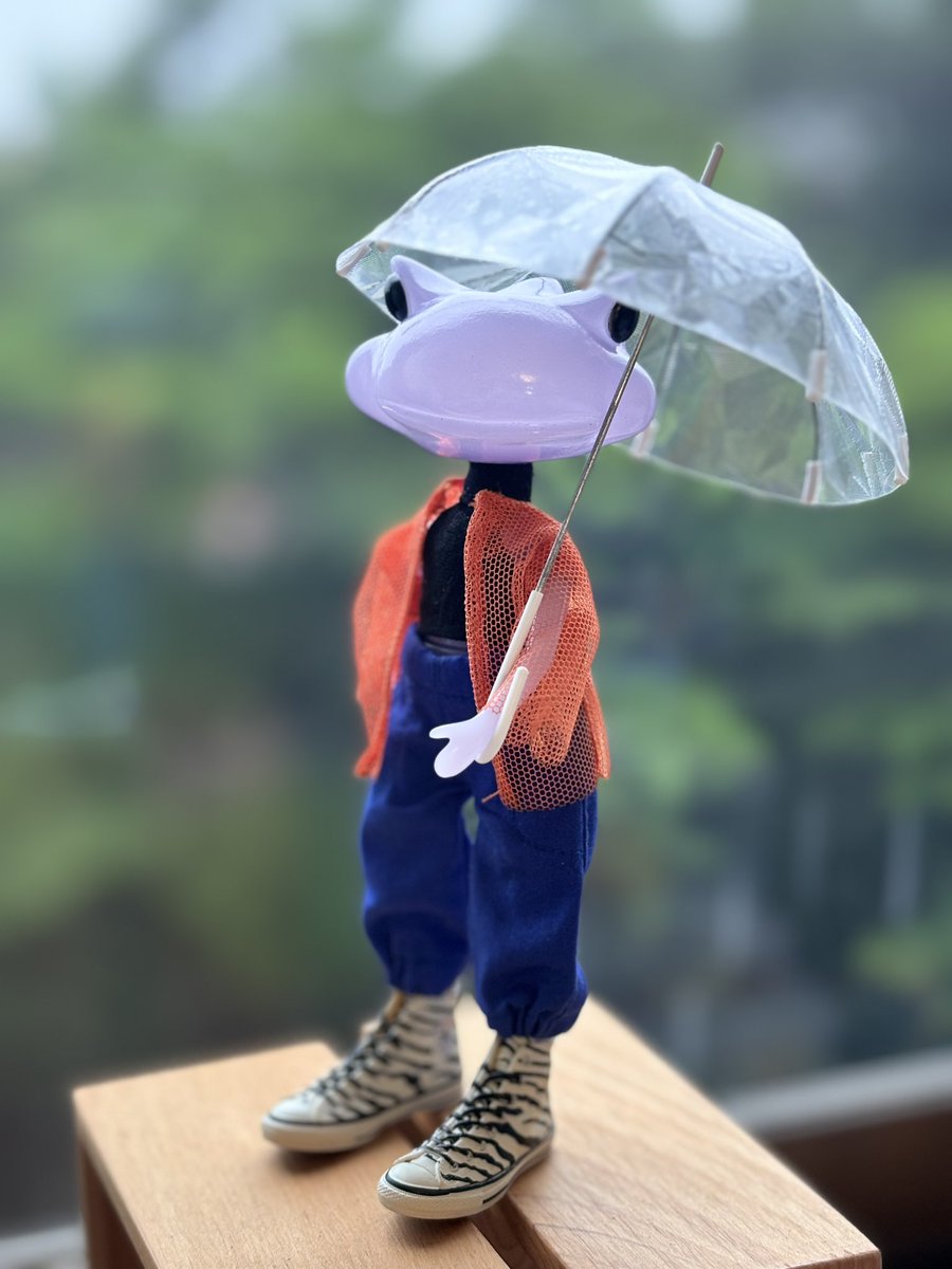 beginningchen's tweet photo. It’s raining now.
time to wear new clothes 😊

☂️ by @hm_niina 
-
#wonderfrog #wandashop #wandain台灣 #wandain台湾 #ワンダーフロッグ https://t.co/FmhRtKUop6