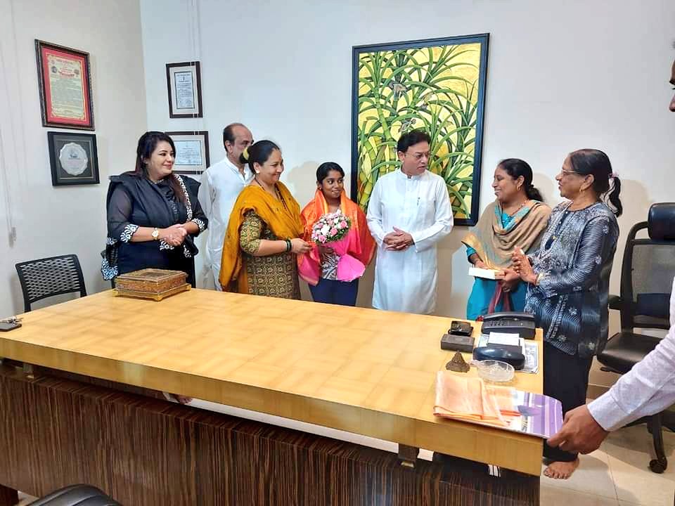 MuzaffarHussain's tweet photo. शांती नगर स्कूल सेक्टर 2 से 10th की परीक्षा में सर्वाधिक 97% अंक लाने के लिये हर्षदा जोशी को उनके परिवार की मोजूदगी में सम्मानित किया गया!
#Felicitation #10thStudent #HarshadaJoshi #ShantiNagar #Sector2 #MiraRoad #Bhayandar #MiraBhaindar #MiraBhayandar #MuzaffarHussain https://t.co/nsgFl6JYNY