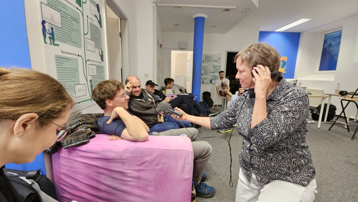 pfloh's tweet photo. Zweiter Tag Barcamp #Ganzohr2024 in Leipzig ( #Radioblau): Thema 'Nachhaltig podcasten'. Interaktive Sessionmethode und Diskussion: Was bedeutet nachhaltiges Podcasten? #Wissenschaftspodcasts https://t.co/ionyhkHyl2