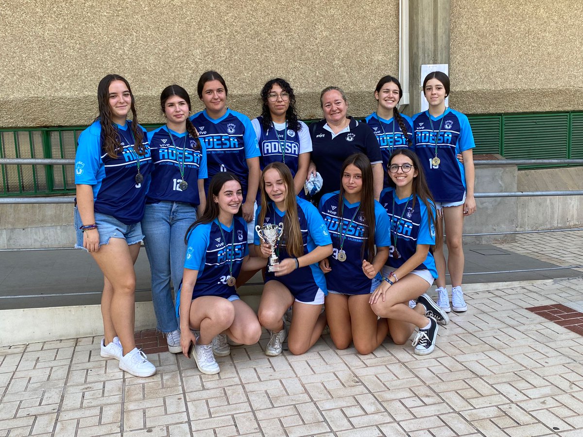 AdesaMalaga's tweet photo. En la mañana de ayer Sábado las chicas de nuestro Junior Femenino recogieron su premio de los 40º Juegos Deportivos Municipales de @deportemalaga en el Pabellón Alfonso Queipo de Llano.
Contando con la presencia de @pacodelatorrep y @borjavivas.
#ForzaAdesa #Adesa2K23 https://t.co/uNIzkP27ry