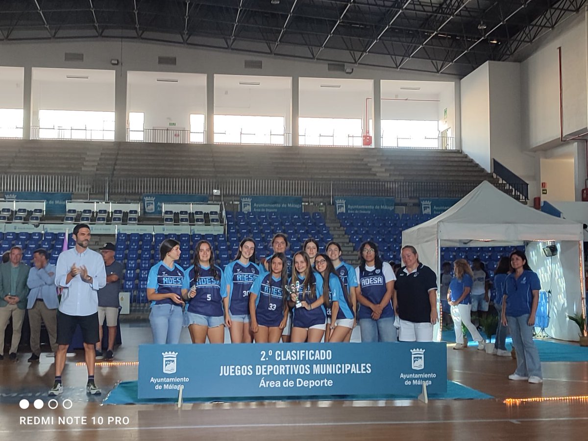 AdesaMalaga's tweet photo. En la mañana de ayer Sábado las chicas de nuestro Junior Femenino recogieron su premio de los 40º Juegos Deportivos Municipales de @deportemalaga en el Pabellón Alfonso Queipo de Llano.
Contando con la presencia de @pacodelatorrep y @borjavivas.
#ForzaAdesa #Adesa2K23 https://t.co/uNIzkP27ry