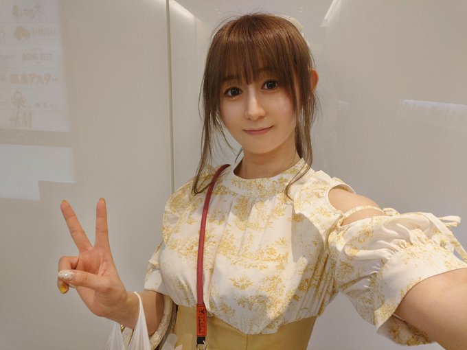 宴会ありがとうございました！！！ めちゃくちゃひよって全然お酒飲めず&hellip; お酒くれた人達ホントにありがとう、上善スパークリングお持ち帰りしました✌️✌️ 自撮りし忘れたの気付いて駅で撮ったよん！！ポニテだったよん🐱🐱  次回会える日は6/30のもあらぶ！ お待ちしております🥳 髪色落ちるだろな&hellip;