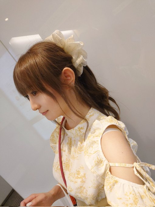 宴会ありがとうございました！！！ めちゃくちゃひよって全然お酒飲めず&hellip; お酒くれた人達ホントにありがとう、上善スパークリングお持ち帰りしました✌️✌️ 自撮りし忘れたの気付いて駅で撮ったよん！！ポニテだったよん🐱🐱  次回会える日は6/30のもあらぶ！ お待ちしております🥳 髪色落ちるだろな&hellip;