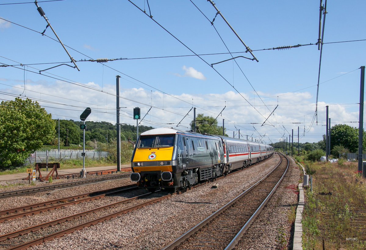 91110 powers through Sandy with NL17 (82225) in tow on 1D19 (15/06/24)

The usual story of the clouds coming over to ruin the perfect sun happened with 91114, 124 and 127. By 110 I thought it was going to be the same story but thankfully, a long period of blue sky pulled through.