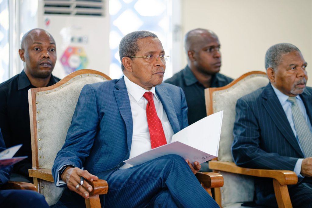 jmkikwete's tweet photo. Niliungana na Marais wenzangu wastaafu kutoka Zanzibar kushiriki uzinduzi wa Kigoda cha Taaluma cha Sheikh Abeid Amani Karume katika Ukombozi na Maendeleo ya Afrika. Hongereni Chuo Kikuu cha Taifa Zanzibar (SUZA) na Mkuu wa Chuo @DrHmwinyi kwa wazo hili jema. Hakika, Kigoda hiki na jina lake vinastahili hadhi, heshima na mchango mkubwa alioutoa Hayati Abeid Amani Karume katika ukombozi wa Zanzibar, kuhamasisha umoja na maendeleo ya bara la Afrika, na kuasisi Muungano kati ya Tanganyika na Zanzibar.  Naamini Kigoda hiki kitakuwa chachu ya kuhimiza mijadala ya kisomi na kutoa majawabu ya kitafiti kwa changamoto za kimaendeleo kwa Zanzibar na Tanzania kwa ujumla.