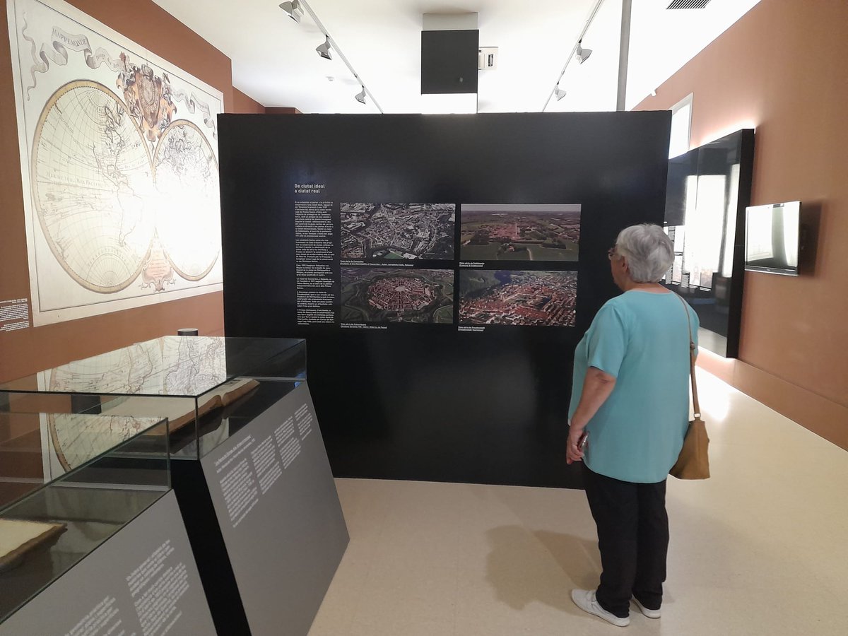 La visita als espais de la permanent del MAU, a redòs de la geografia urbana i humana i també la fundació d'Almacelles al segle XVIII, el 5 de maig de 1774, suposa en l'acompanyament què en fem, la descoberta del fons documental i el material gràfic, tàctil i videogràfic.