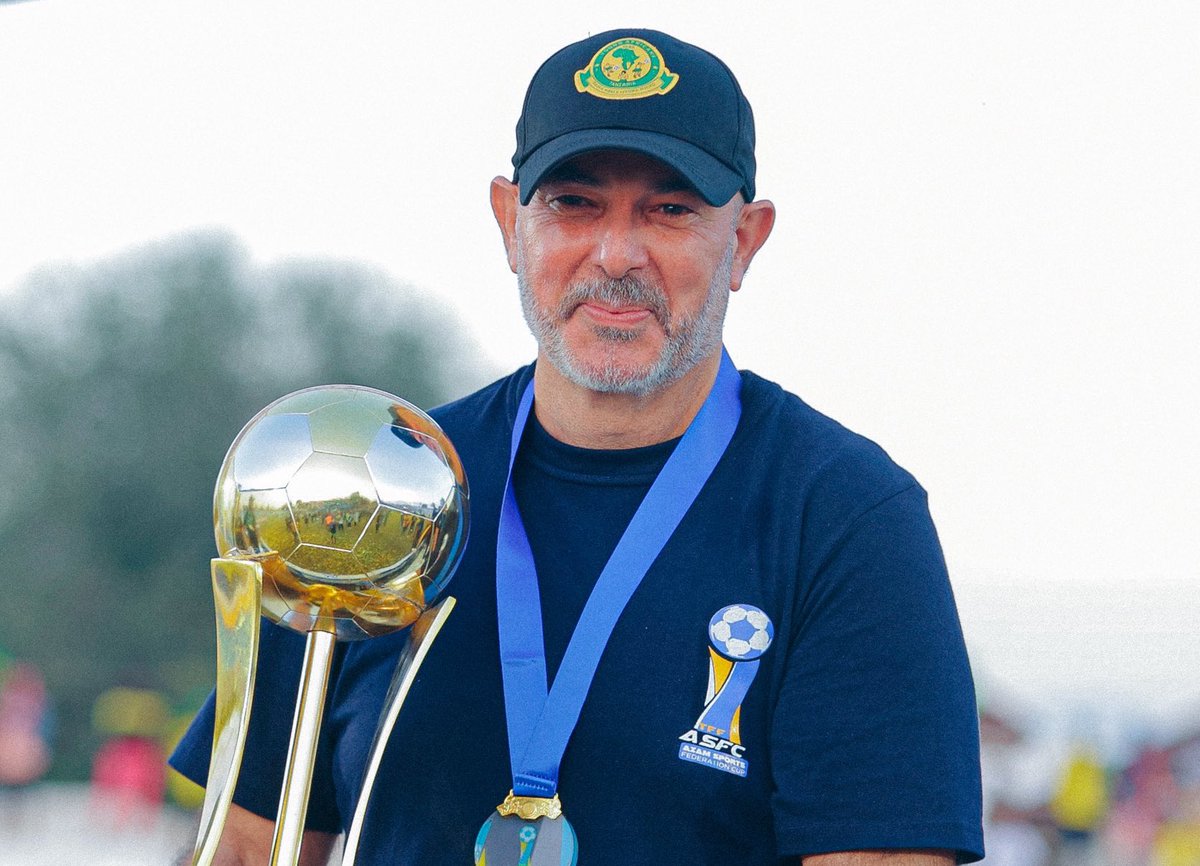 kappilinho's tweet photo. 🚨 𝗡𝗔𝗕𝗜 𝗼'𝗖𝗟𝗢𝗖𝗞 (𝗮𝗹𝗺𝗼𝘀𝘁) 
[@Lorenz_KO]

Kaizer Chiefs 𝗵𝗮𝘃𝗲 𝗮𝗴𝗿𝗲𝗲𝗱 𝗽𝗲𝗿𝘀𝗼𝗻𝗮𝗹 𝘁𝗲𝗿𝗺𝘀 with Nasreddine Nabi and accepted his requests for his coaching staff. He'll join after the Throne Cup and bring:

▪️ Khalil Ben Youssef (2nd assistant)
▪️ Ilyes Mzoughi (goalkeeper coach)
▪️ Majdi Safi (strength and conditioning coach)

Talks ongoing over new experienced 1st assistant and another analyst to 𝗮𝗱𝗱 𝗦𝗜𝗫 𝗻𝗲𝘄 𝗺𝗲𝗺𝗯𝗲𝗿𝘀 of Chiefs’ technical team.

https://t.co/3M0IyxouaT