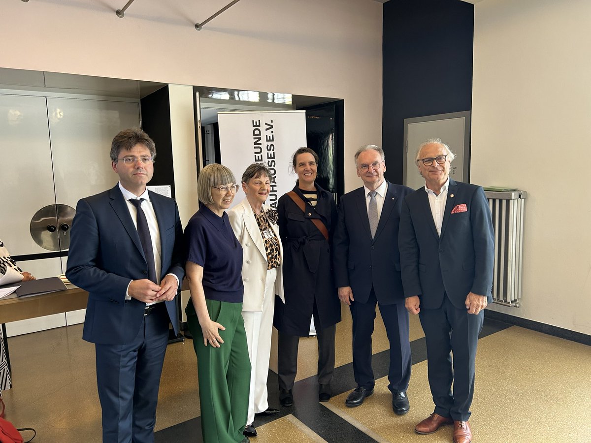 Gestern feierte unser “Kreis der Freunde des Bauhauses e.V.” sein 100. Jubiläum mit  Übergabe alter Briefe  des ehemaligen Oberbürgermeisters Hesse. Irritierend waren mehrfache Wortfindungsstörungen des <a href="/sachsenanhalt/">Sachsen-Anhalt</a> MP <a href="/reinerhaseloff/">Dr. Reiner Haseloff</a> :„Spezialdemokraten“ / „Sozialdemokraten“.