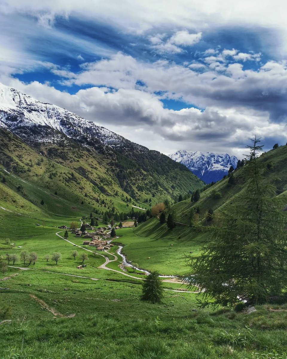 Scopri il fascino senza tempo di Case di Viso! 🏔️ Un borgo alpino incantato nella #vallecamonica. Passeggia tra le antiche case in pietra e goditi i panorami alpini. Scopri di più 👉 bit.ly/30wiL1R    

📷 IG@insolita.me 
#VisitBrescia @inlombardia <a href="/italiait/">dolcebella</a>