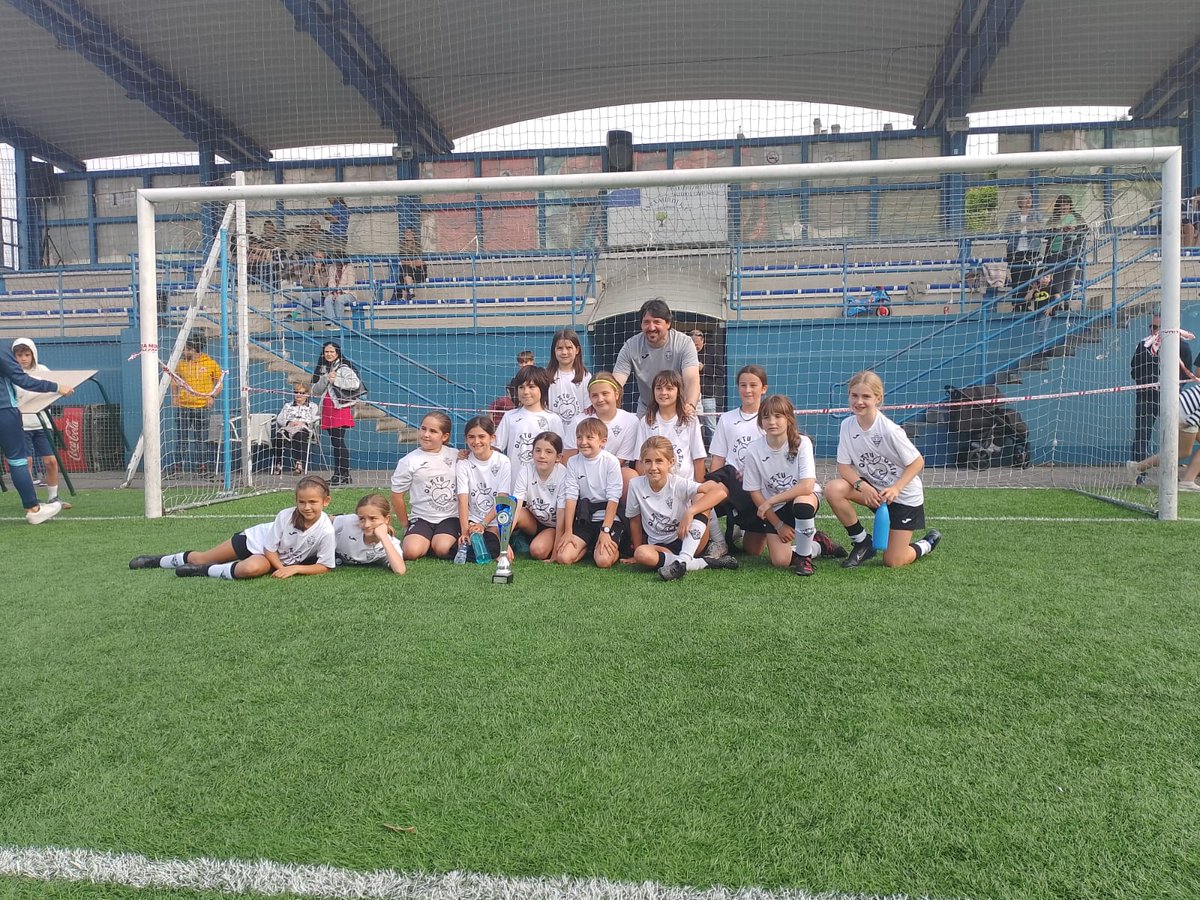 ZarautzN's tweet photo. Alebinak eta Benjaminak Txapeldun bikoitzak Donostian.
Zorionak Neskak !
Eskkasko @intxaurdi_ke gonbidatzeagatik eta hurrengora arte ! https://t.co/eqApyii04B