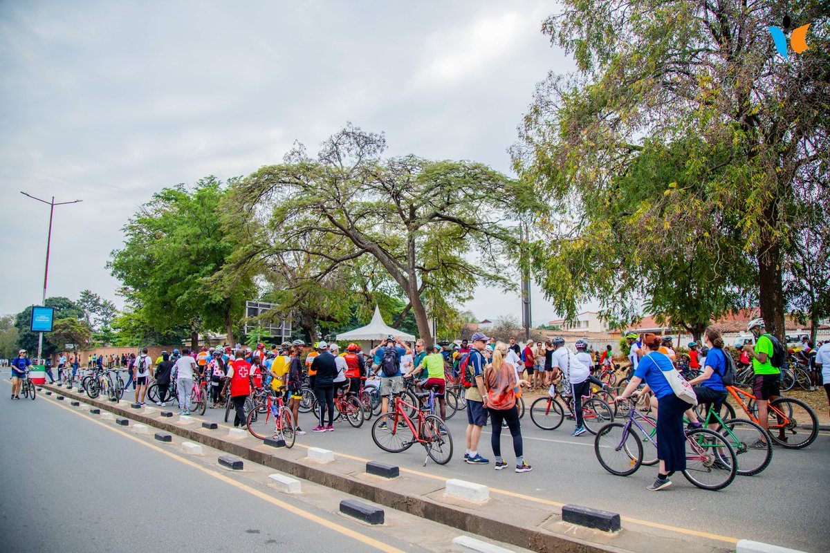MagazineJimbere's tweet photo. 🔴🚴‍♂️ L'enregistrement des participants au #BujumburaTour terminé, les cyclistes ont peaufiné leurs techniques avant de débuter la balade familiale

✍🏾 Le coup d'envoi a été donné par le Maire de la ville Jimmy Hatungimana et l'Ambassadeur Michael Wimmer à la Cathédrale Regina Mundi

🔥 Plus de 150 coureurs ont répondu au Bujumbura Tour organisé par @BelgiumInBuja en partenariat avec la @MairieBuja et @fbdicyclisme

👌🏾Le public, enthousiasmé par ce tour, s'est rassemblé sur les bas-côtés des routes pour encourager la foule de cyclistes 

#Youth #WorldBicycleDay #JimbereSports