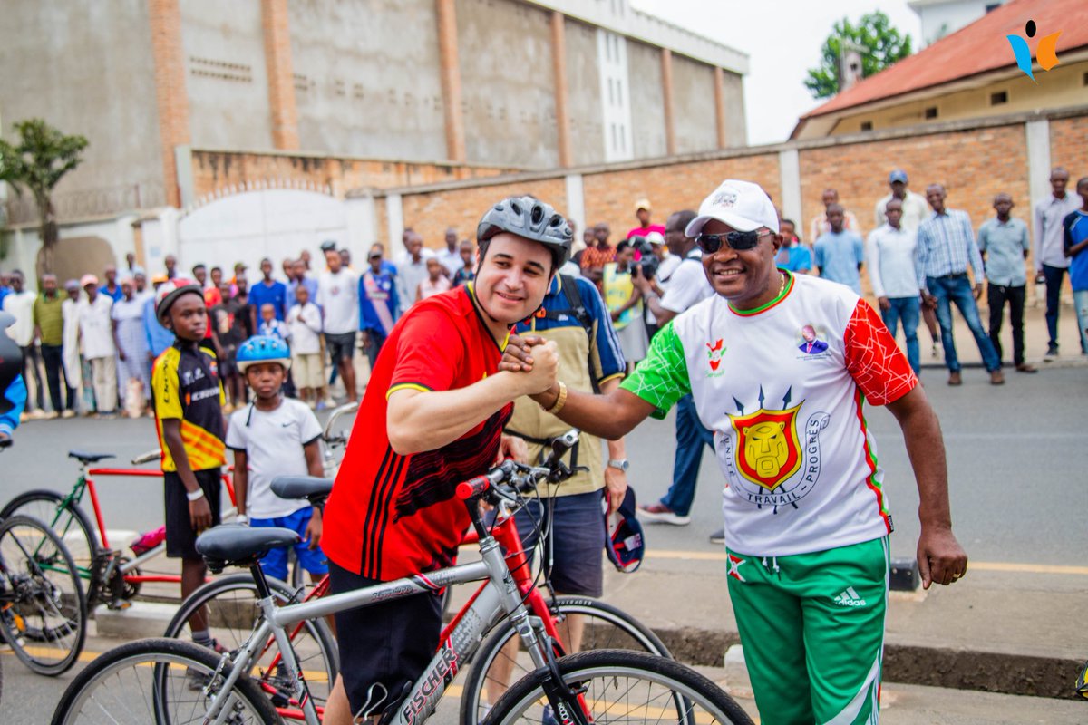 MagazineJimbere's tweet photo. 🔴🚴‍♂️ L'enregistrement des participants au #BujumburaTour terminé, les cyclistes ont peaufiné leurs techniques avant de débuter la balade familiale

✍🏾 Le coup d'envoi a été donné par le Maire de la ville Jimmy Hatungimana et l'Ambassadeur Michael Wimmer à la Cathédrale Regina Mundi

🔥 Plus de 150 coureurs ont répondu au Bujumbura Tour organisé par @BelgiumInBuja en partenariat avec la @MairieBuja et @fbdicyclisme

👌🏾Le public, enthousiasmé par ce tour, s'est rassemblé sur les bas-côtés des routes pour encourager la foule de cyclistes 

#Youth #WorldBicycleDay #JimbereSports