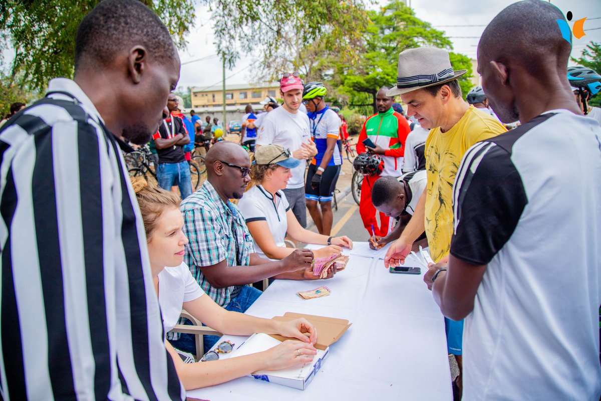 MagazineJimbere's tweet photo. 🔴🚴‍♂️ L'enregistrement des participants au #BujumburaTour terminé, les cyclistes ont peaufiné leurs techniques avant de débuter la balade familiale

✍🏾 Le coup d'envoi a été donné par le Maire de la ville Jimmy Hatungimana et l'Ambassadeur Michael Wimmer à la Cathédrale Regina Mundi

🔥 Plus de 150 coureurs ont répondu au Bujumbura Tour organisé par @BelgiumInBuja en partenariat avec la @MairieBuja et @fbdicyclisme

👌🏾Le public, enthousiasmé par ce tour, s'est rassemblé sur les bas-côtés des routes pour encourager la foule de cyclistes 

#Youth #WorldBicycleDay #JimbereSports