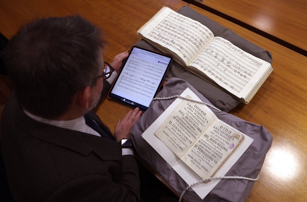 DidoneProject's tweet photo. El director del proyecto, prof.  @altorrente con los tres pilares del mismo en la @BNE_biblioteca : los libretos o fuentes textuales, las partituras y su edición digital. Fotos: Jaime Villanueva. #3000arias #AriasDidone #PatrimonioMusical #ProyectoDidone #DidoneDataBase https://t.co/lDfO1m3hn8