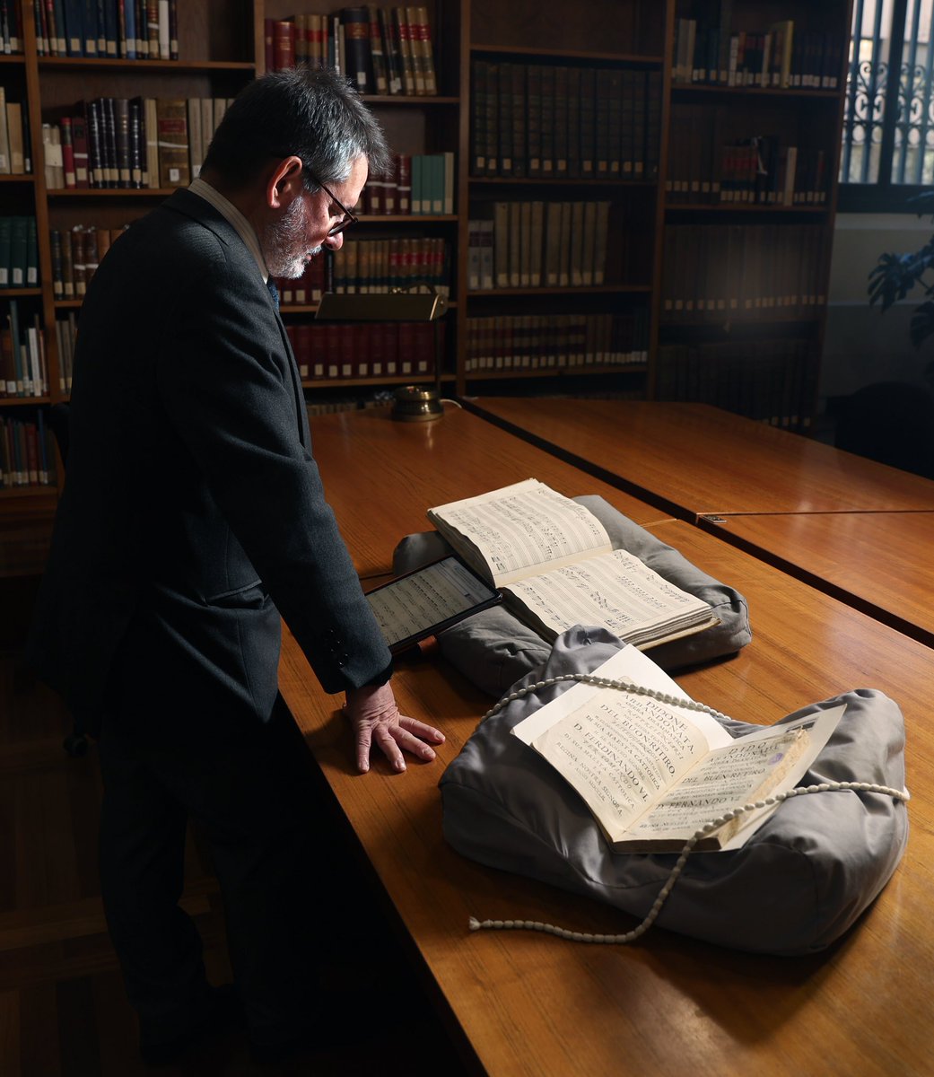 DidoneProject's tweet photo. El director del proyecto, prof.  @altorrente con los tres pilares del mismo en la @BNE_biblioteca : los libretos o fuentes textuales, las partituras y su edición digital. Fotos: Jaime Villanueva. #3000arias #AriasDidone #PatrimonioMusical #ProyectoDidone #DidoneDataBase https://t.co/lDfO1m3hn8