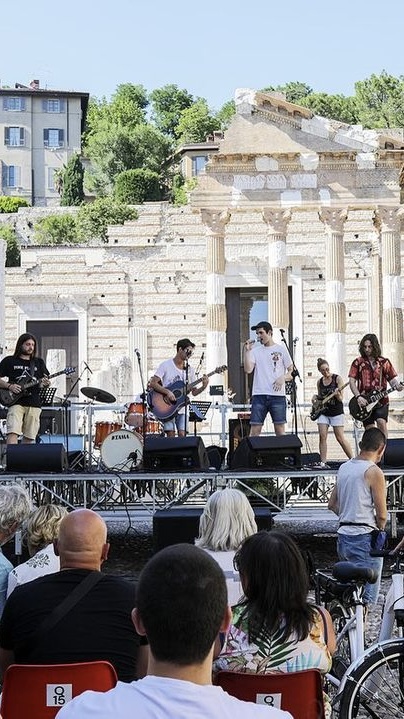 Brescia si trasforma in un palcoscenico a cielo aperto per la Festa della Musica! 🎶 Il 22 giugno, oltre 100 concerti gratuiti riempiranno la città di musica. Il programma qui👉 bit.ly/2WYJias 

📷 IG@laucastelletti  
#VisitBrescia @turismobrescia @inlombardia <a href="/italiait/">dolcebella</a>