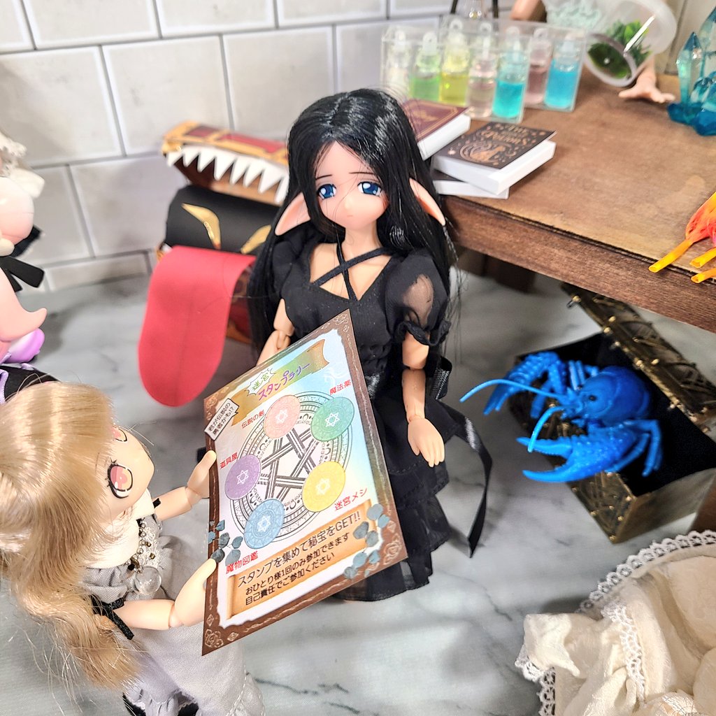 bakenyan21's tweet photo. 「とりあえずスタンプ欄のキーワードをヒントに巡りましょう」
「まずは…魔法薬?」
「店番のエルフさーん。
スタンプ、知りませんか?」
「あらぁ…さっきまでソコにあって、邪魔だなぁって思ってたんだけど。何処かしら?」
「…まだ誰も引き換えに来ない…
難易度高すぎたかしら?」
#DOF23 https://t.co/I9PtscM6rS