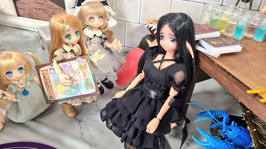 bakenyan21's tweet photo. 「とりあえずスタンプ欄のキーワードをヒントに巡りましょう」
「まずは…魔法薬?」
「店番のエルフさーん。
スタンプ、知りませんか?」
「あらぁ…さっきまでソコにあって、邪魔だなぁって思ってたんだけど。何処かしら?」
「…まだ誰も引き換えに来ない…
難易度高すぎたかしら?」
#DOF23 https://t.co/I9PtscM6rS