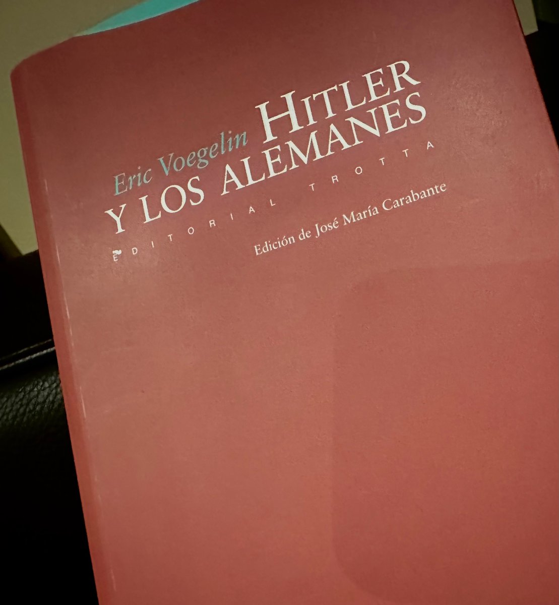 Eric Voegelin sobre Hitler y los alemanes <a href="/EditorialTrotta/">Editorial Trotta</a>. Tiene actualidad su análisis de un presente no superado que por tanto sigue siendo el nuestro: el del liderazgo de la estupidez carente de espíritu.