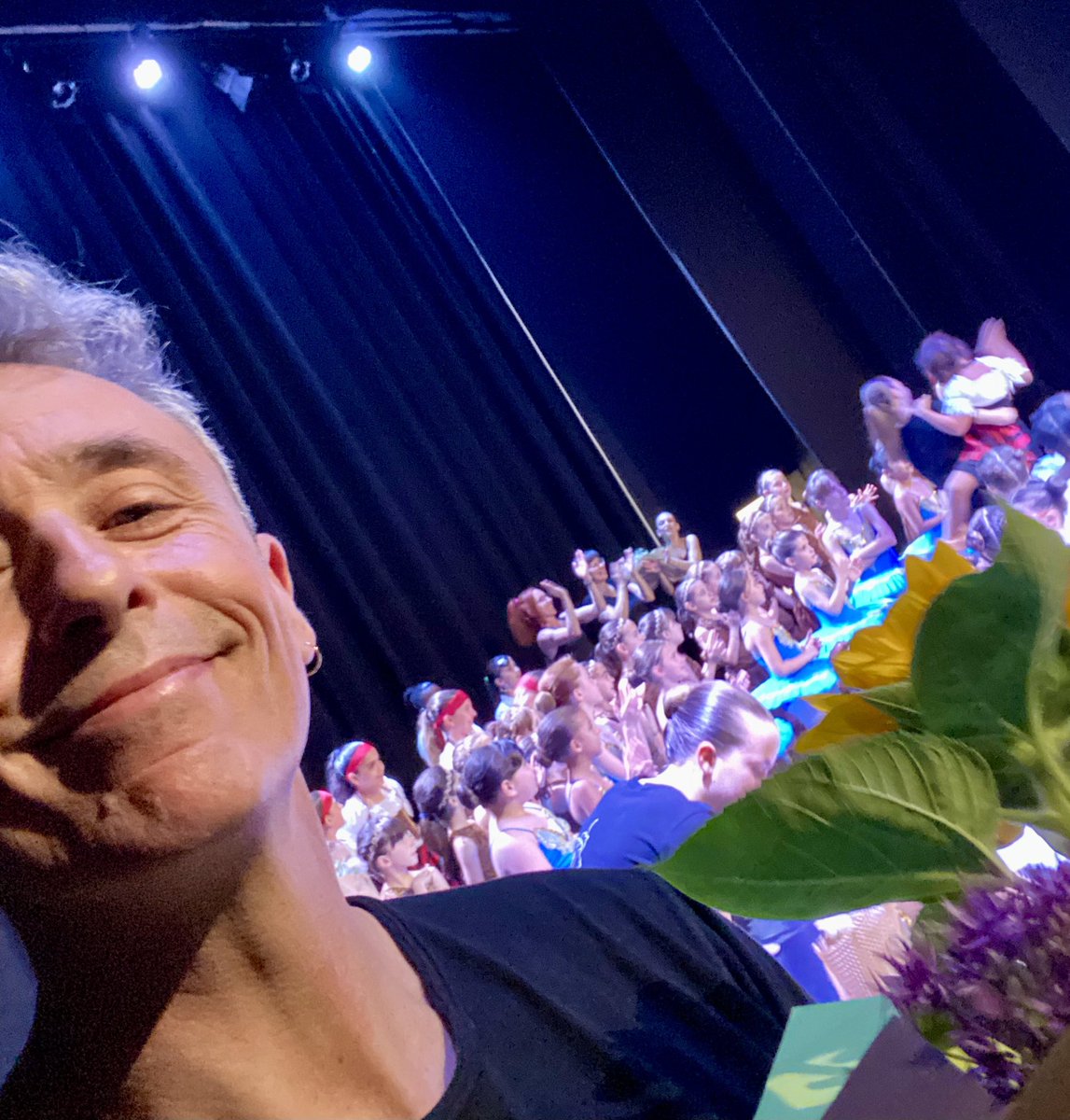 jatta00's tweet photo. ieri, la felicità. doppio saggio di danza e teatro. a voi tutte, tutti. bambine, bambini, ragazze, ragazzi, maestre, maestri, il mio incommensurabile grazie! vi voglio tantissimo bene! voi rendete il mondo danzante!!!! #accademiaartedanza https://t.co/Qpne7q9gUn