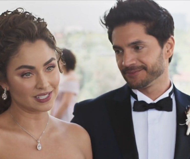 Si no me van a mirar así mejor nadota 🫣

#ElAmorNoTieneReceta