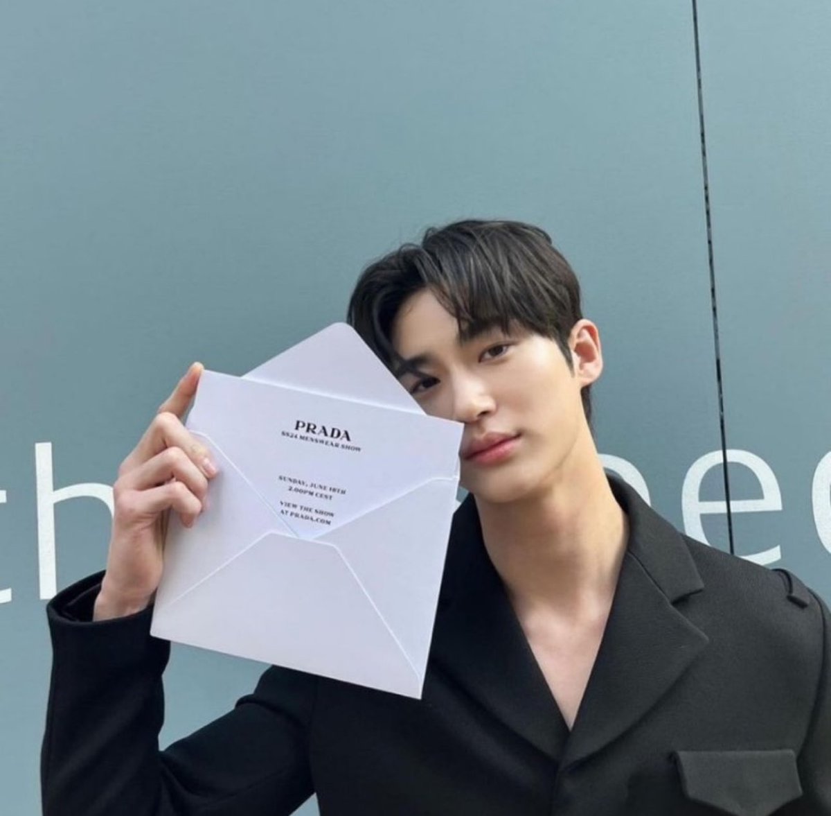 MafiaLanna's tweet photo. เหนื่อยไม๊นะ จากไทยไปมิลาน 😅 

#BYEONWOOSEOKxMFW25
#BYEONWOOSEOK_IN_MILAN
#ByeonWooSeokMFW2024
#BYEONWOOSEOKxMFW25
#ByeonWooSeokXPRADAss25 https://t.co/FSQO0RyVNZ