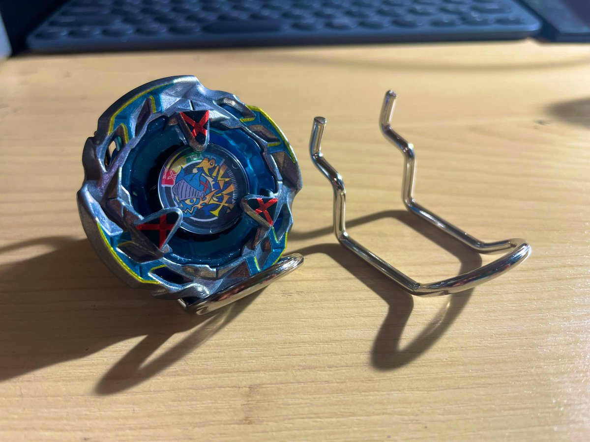 HAyaTE_80bits's tweet photo. ダイソーさんにて販売してる、
デザインボード用ループフック3個セット。
これがベイスタンドとして大正解だから、
全部ブレーダーに共有したい次第です。
#BEYBLADEX  #ベイブレードX https://t.co/xe6uXrh28k