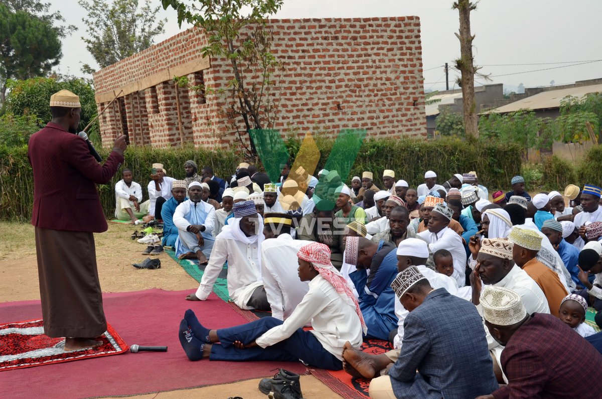tvwestUG's tweet photo. OMUBISHUSHANI:
Abasiraamu barikusaara Iddi Adha ahari Masjid Salam eriizooba omuri Rwobuyenje, Mbarara City.
#WestUpdates
#HappyIdd
#RadioWestAt25
πΈ: @edwinram52 https://t.co/ygW9NYVXen
