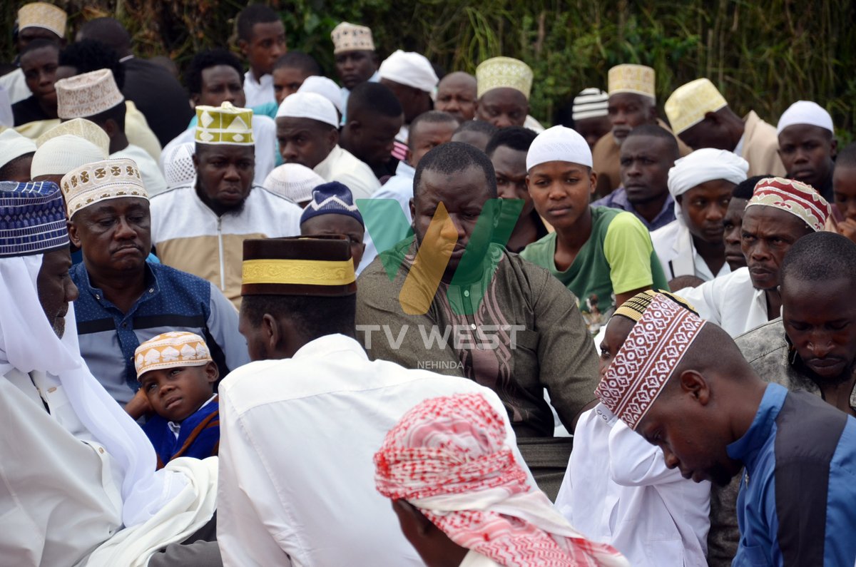 tvwestUG's tweet photo. OMUBISHUSHANI:
Abasiraamu barikusaara Iddi Adha ahari Masjid Salam eriizooba omuri Rwobuyenje, Mbarara City.
#WestUpdates
#HappyIdd
#RadioWestAt25
πΈ: @edwinram52 https://t.co/ygW9NYVXen