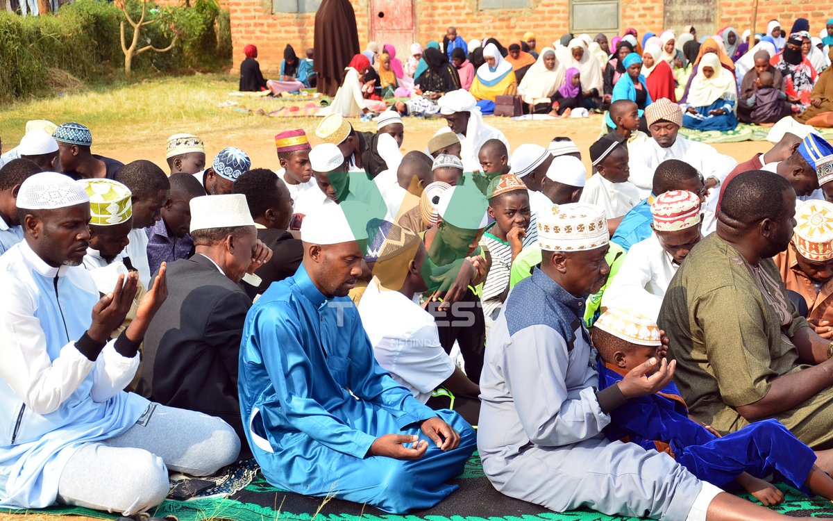 tvwestUG's tweet photo. OMUBISHUSHANI:
Abasiraamu barikusaara Iddi Adha ahari Masjid Salam eriizooba omuri Rwobuyenje, Mbarara City.
#WestUpdates
#HappyIdd
#RadioWestAt25
πΈ: @edwinram52 https://t.co/ygW9NYVXen