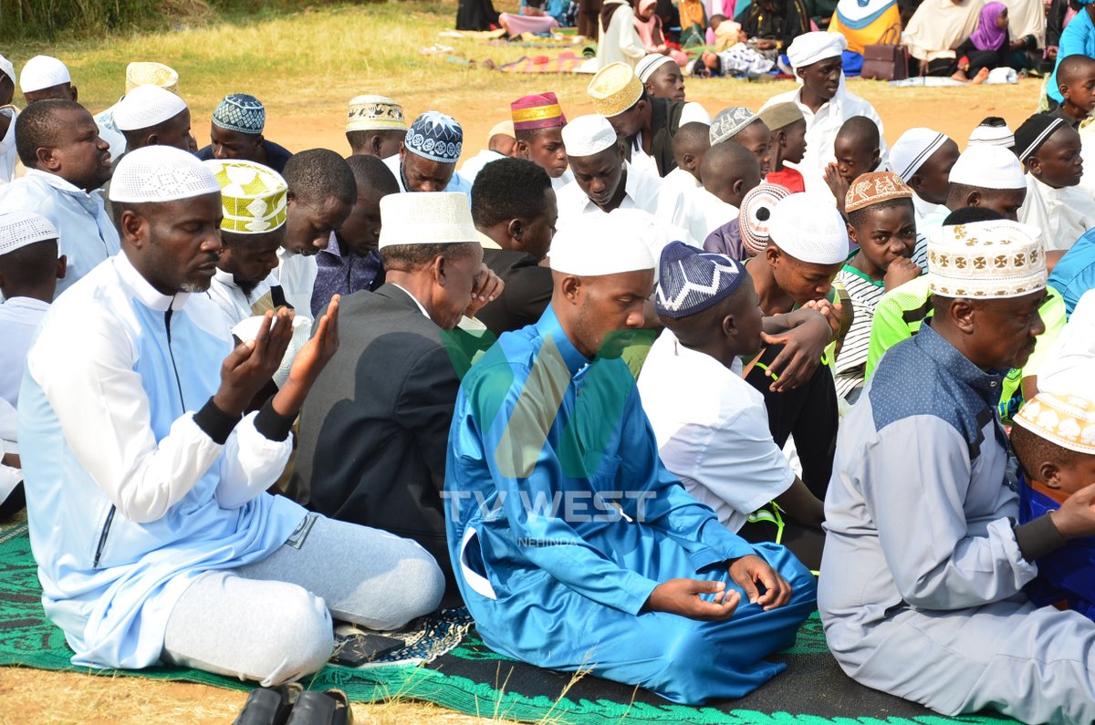 tvwestUG's tweet photo. OMUBISHUSHANI:
Abasiraamu barikusaara Iddi Adha ahari Masjid Salam eriizooba omuri Rwobuyenje, Mbarara City.
#WestUpdates
#HappyIdd
#RadioWestAt25
πΈ: @edwinram52 https://t.co/ygW9NYVXen