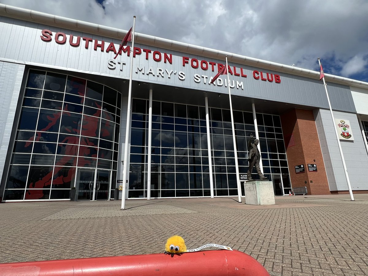 stowtownfc's tweet photo. A quick stop for the #StowBug at St Mary’s Stadium, the home of @SouthamptonFC. 💛🖤 https://t.co/jtUcXs61HC